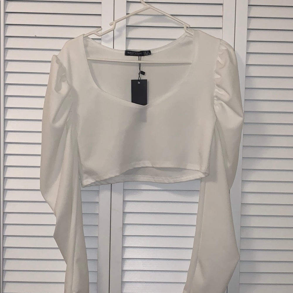 White puffed sleeve crop top